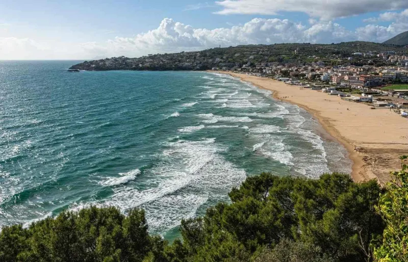 Vue sur la plage de Serapo et la baie de Gaeta près de Rome