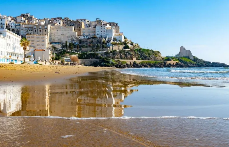 Plage de Sperlonga avec le village perché au bord de la mer