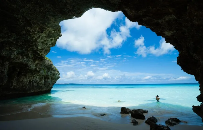 Plage de Sunayama sur l’île de Miyako-jima, avec son arche rocheuse et ses eaux turquoise