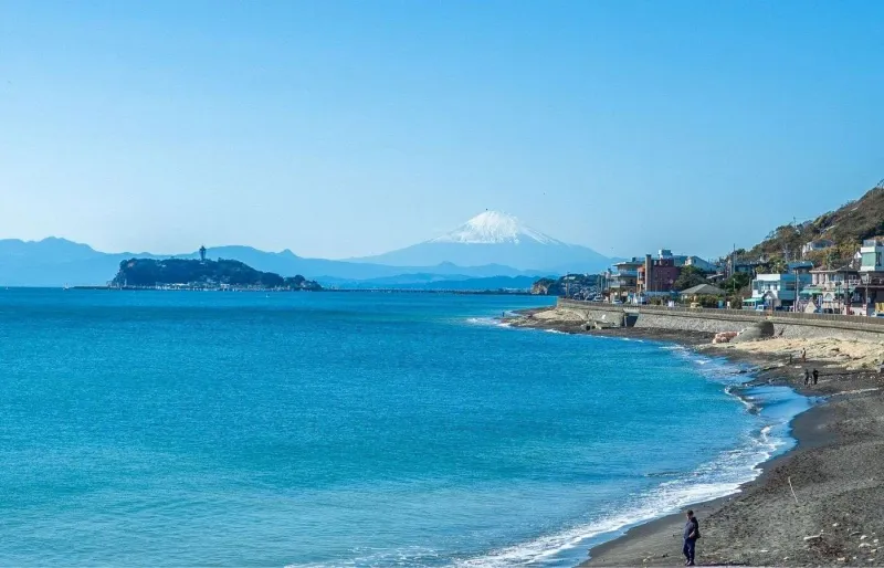 Plage de Yuigahama à Kamakura avec le mont Fuji à l’horizon