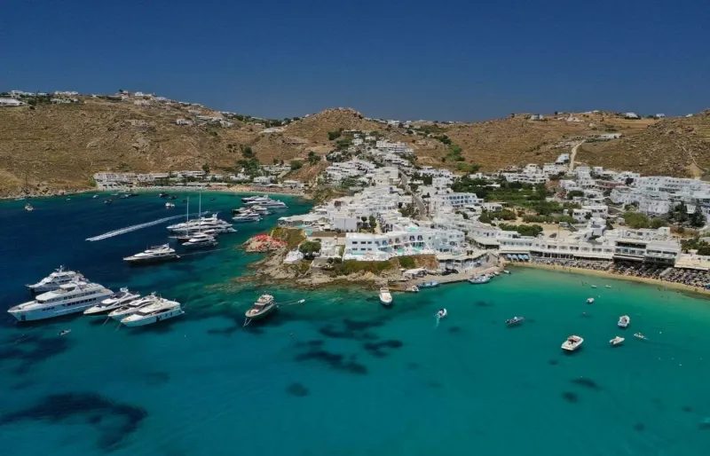 Vue aérienne de Platys Gialos et des bateaux dans ses eaux turquoise