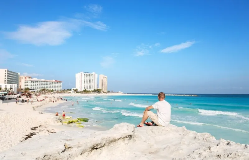Plage de sable blanc et eaux turquoise de Playa Gaviota Azul à Cancún