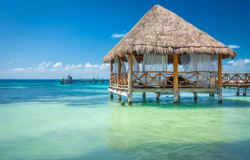 Pavillon sur pilotis au-dessus des eaux turquoise de Playa Mujeres à Cancún