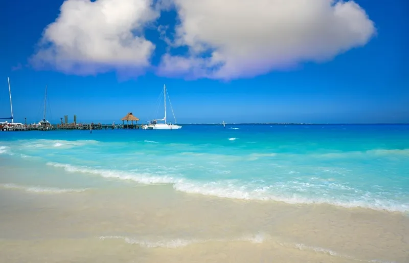 Playa Tortugas à Cancún avec ses eaux turquoise et ses bateaux
