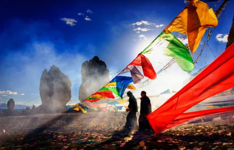 Drapeaux de prière tibétains dans les montagnes du Tibet
