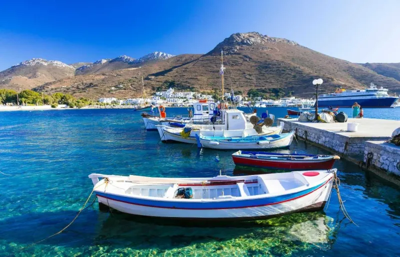 Port de Katapola à Amorgos avec ses bateaux de pêche dans la baie