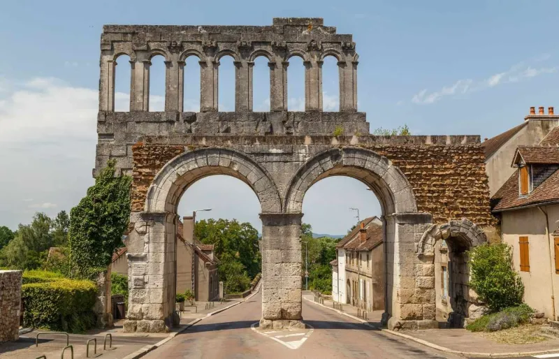 Porte d’Arroux à Autun, vestige gallo-romain de l’ancienne Augustodunum