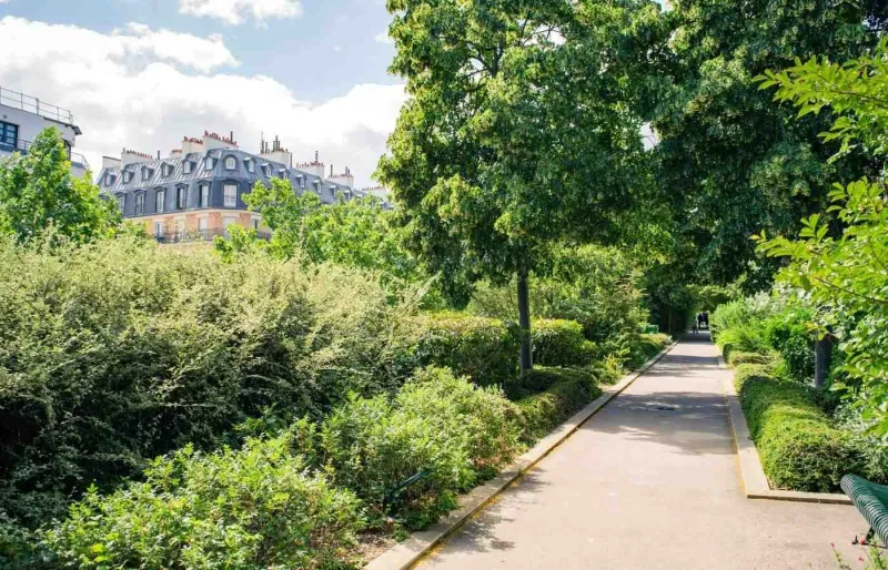 Promenade arborée de la Coulée Verte René-Dumont dans le 12e arrondissement de Paris