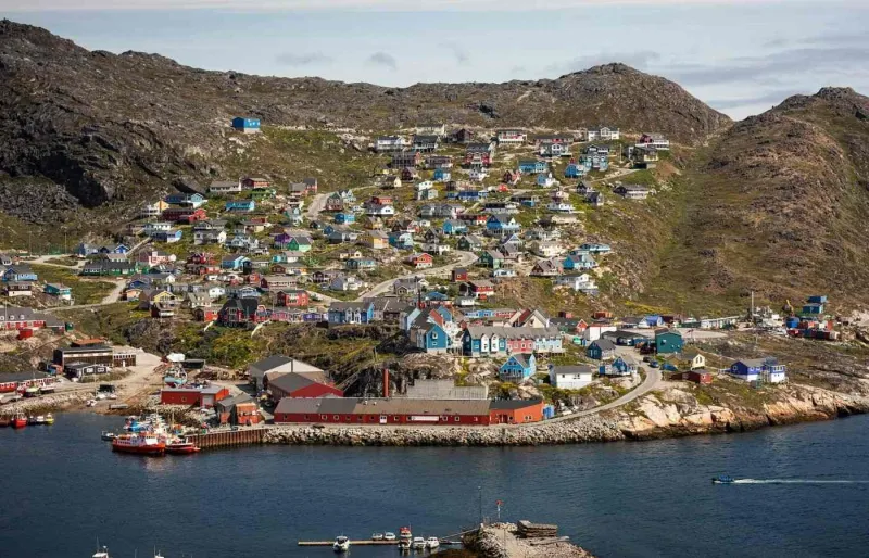 Vue sur Qaqortoq et ses maisons colorées dans le sud du Groenland