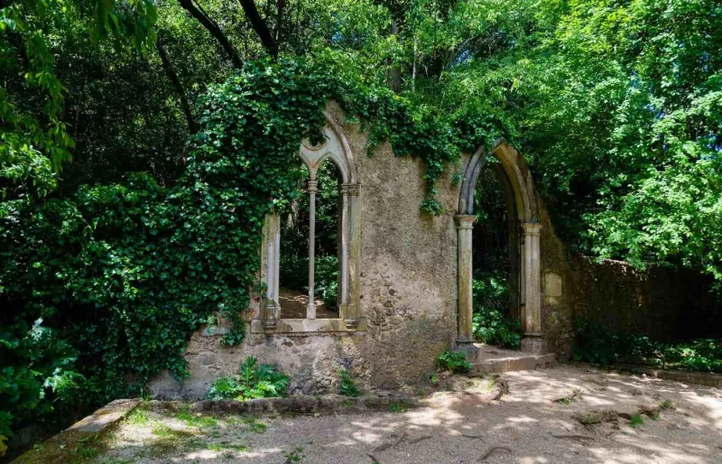 Vestiges de pierre dans les jardins de la Quinta das Lágrimas à Coimbra