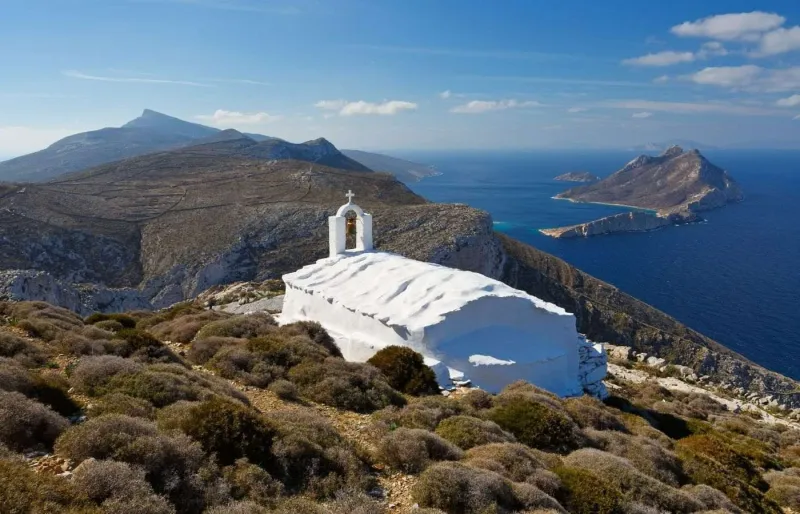 Chapelle blanche et paysage montagneux lors d’une randonnée à Amorgos dans les Cyclades