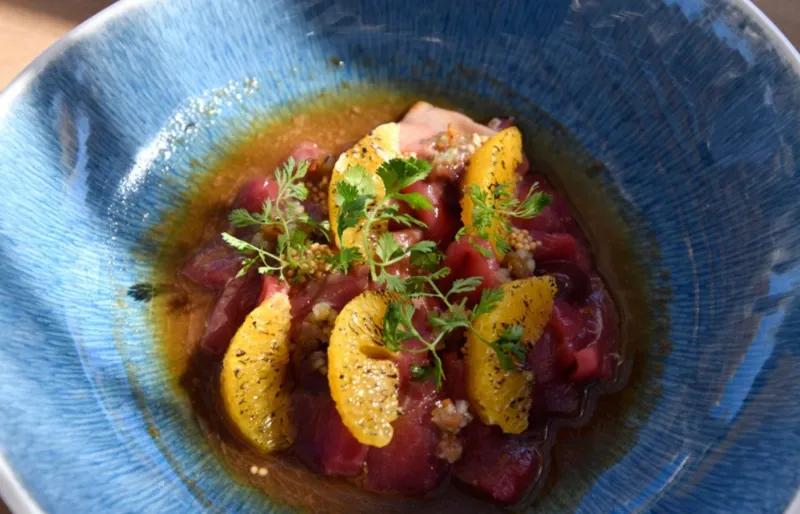 Plat de cuisine farm to table servi au restaurant Acre à Los Cabos au Mexique