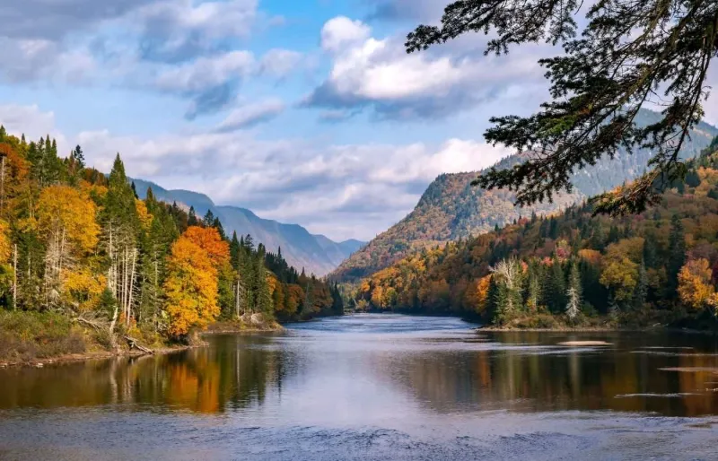 Rivière Jacques-Cartier au cœur du parc national en automne