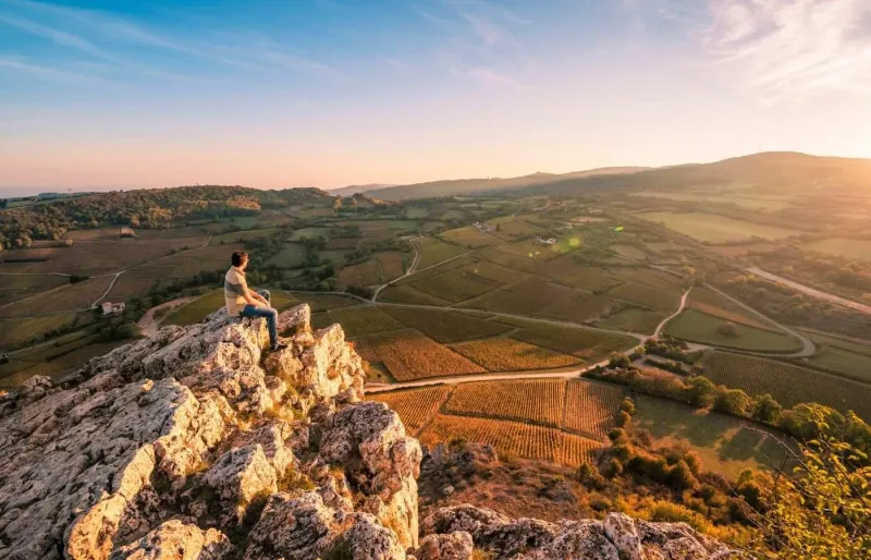 Panorama sur les vignobles du Mâconnais depuis la Roche de Solutré en Bourgogne
