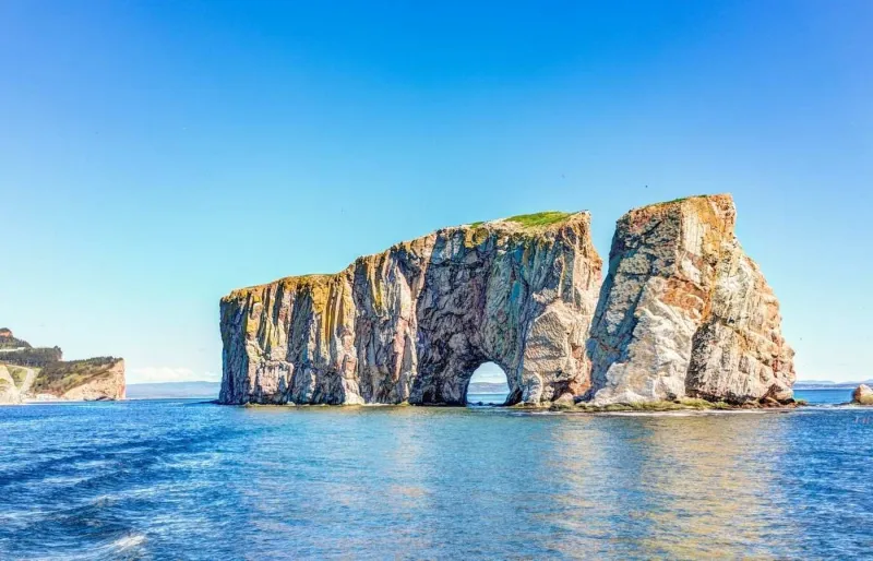 Rocher Percé et son arche naturelle en Gaspésie au Québec