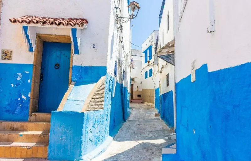 uelle aux maisons blanches et bleues de la kasbah des Oudayas à Rabat