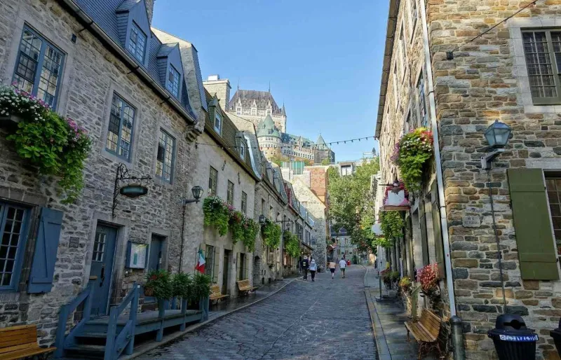 Ruelle pavée du Vieux-Québec avec le Château Frontenac en arrière-plan