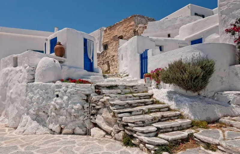 uelle d’Hora à Sikinos avec maisons blanches et escaliers typiques des Cyclades