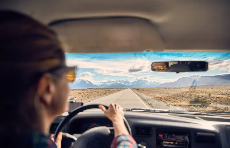 Road trip sur une route de Patagonie face aux montagnes
