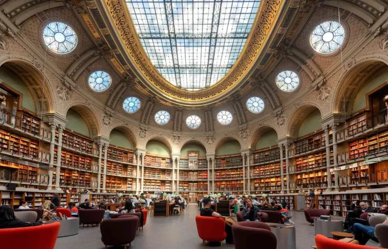 Salle Ovale de la BnF Richelieu avec sa verrière et ses rayonnages