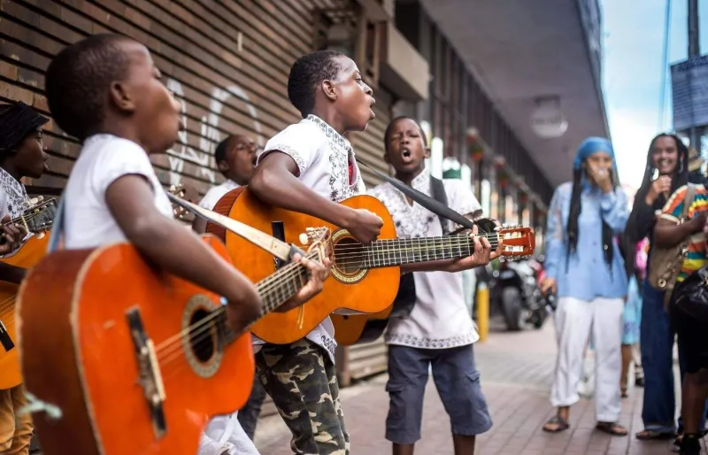 Jeunes musiciens jouant de la guitare dans une rue de Johannesburg en Afrique du Sud
