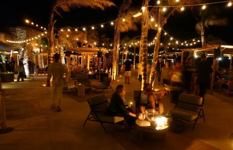 Ambiance nocturne au beach club Scorpios sur la plage de Paraga à Mykonos