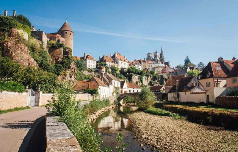 Cité médiévale de Semur-en-Auxois dominant l’Armançon en Bourgogne