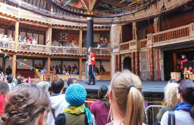 Représentation devant le public au Shakespeare’s Globe à Londres