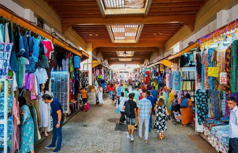 Souk de la médina de Rabat avec ses boutiques et étals