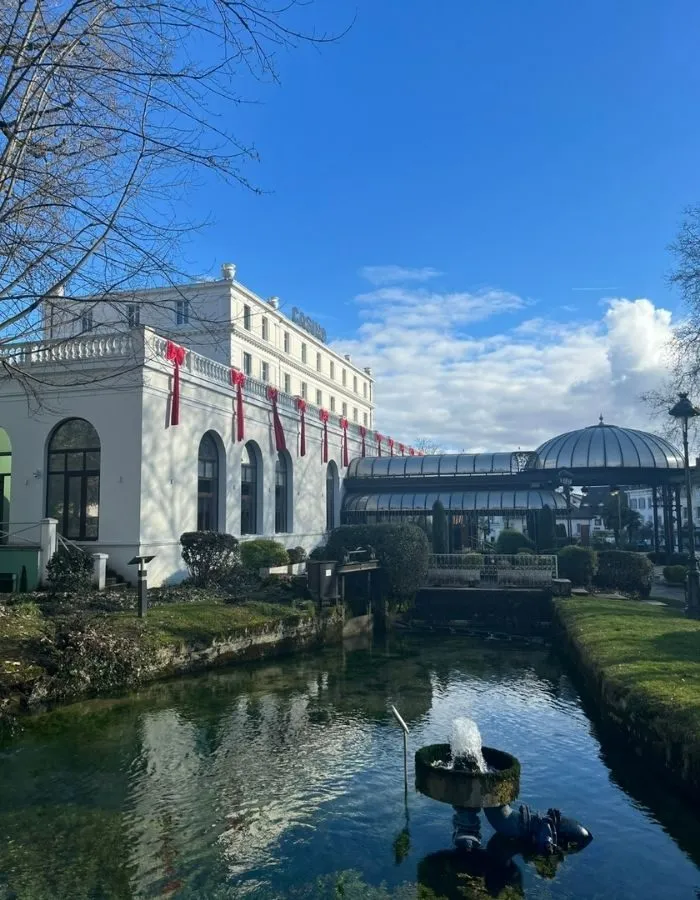 Source Paul Vidart devant le Casino de Divonne-les-Bains
