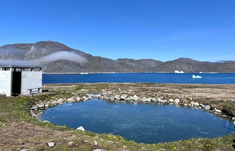 Sources chaudes d’Uunartoq face aux icebergs dans le sud du Groenland