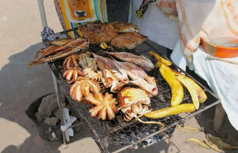 Stand de cuisine de rue à São Tomé avec poissons et poulpes grillés