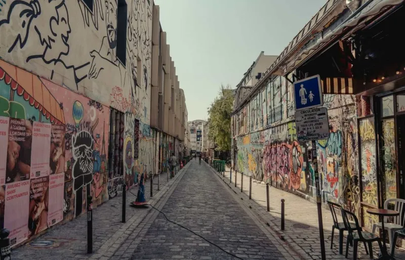 Façades couvertes de street art rue Denoyez dans le quartier de Belleville à Paris