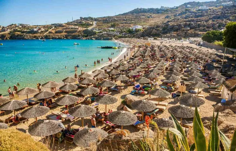 Crique de Super Paradise bordée de parasols et baignée par une eau turquoise