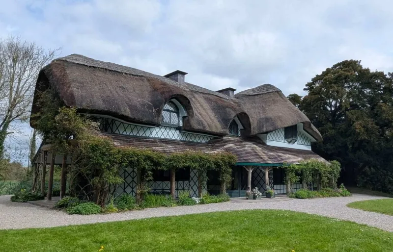 Swiss Cottage près de Cahir, maison du XIXe siècle au toit de chaume dans le comté de Tipperary en Irlande