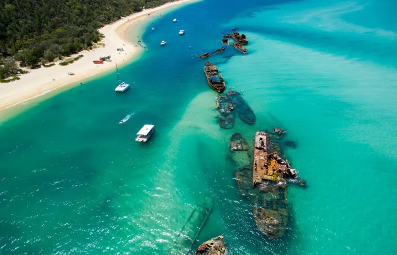 Vue aérienne des épaves de Tangalooma Wrecks à Moreton Island, site de snorkeling dans le Queensland en Australie