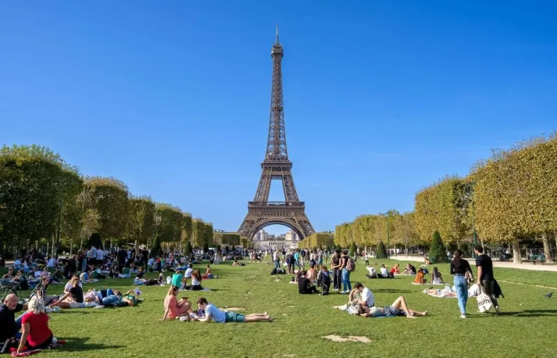 Tour Eiffel vue depuis les pelouses du Champ-de-Mars à Paris