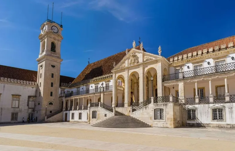 Paço das Escolas et Torre da Universidade dans l'Université de Coimbra au Portugal