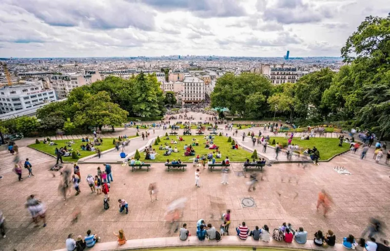 Vue panoramique sur Paris depuis le parvis du Sacré-Cœur à Montmartre