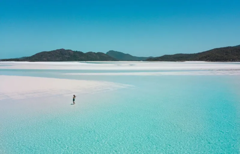 Whitehaven Beach dans les Whitsundays, plage paradisiaque du Queensland aux eaux turquoise et au sable blanc de silice