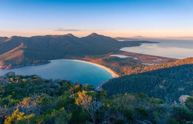 Vue panoramique sur Wineglass Bay dans le Freycinet National Park en Tasmanie, l'une des plus belles plages d'Australie