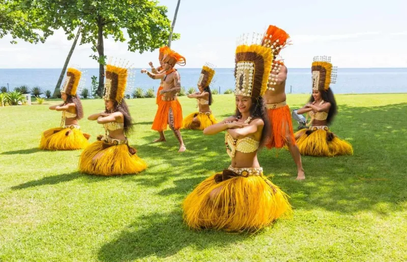 Danseurs en costumes traditionnels lors d’un spectacle en Polynésie française