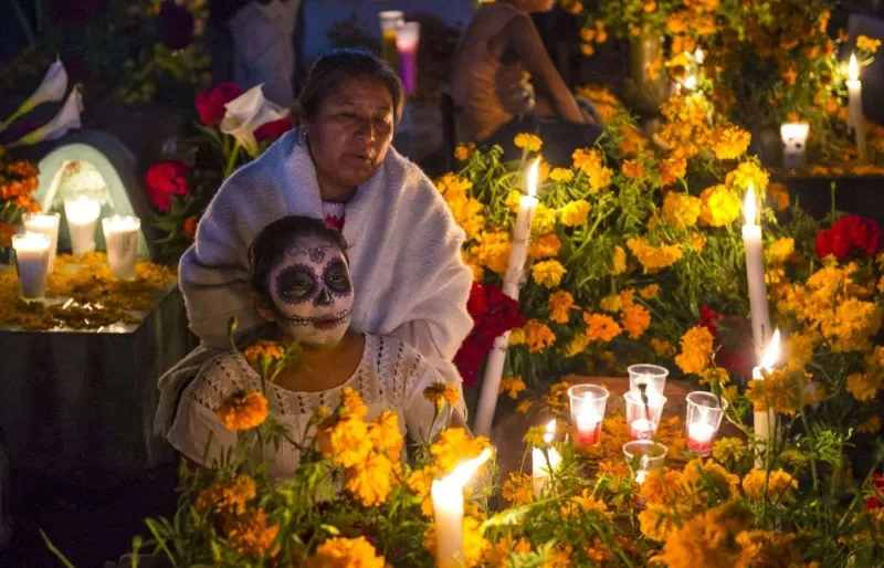 Veillée du Día de Muertos dans un cimetière d’Oaxaca, entre bougies et fleurs de cempasúchil