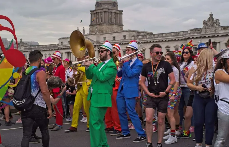 Défilé de la Pride de Dublin avec fanfare et drapeaux arc-en-ciel