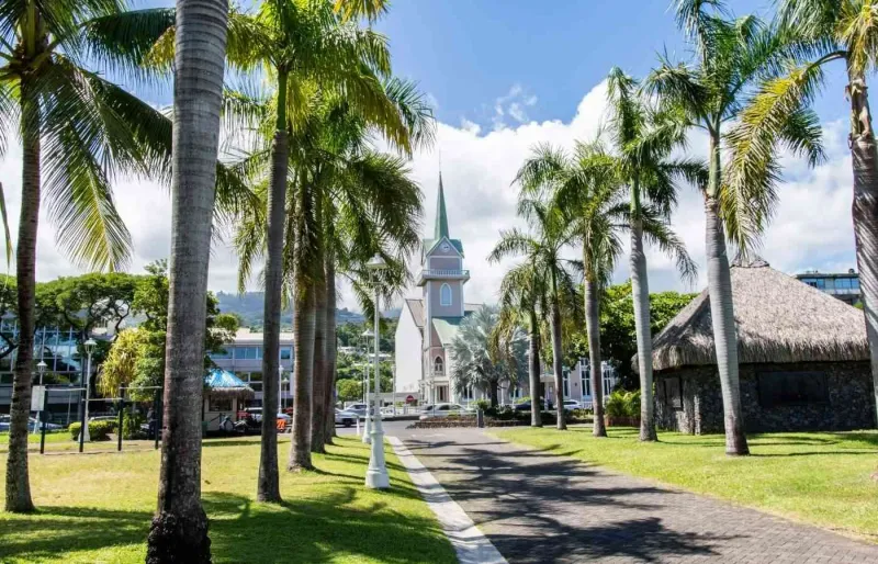 Église entourée de palmiers à Papeete, sur l’île de Tahiti