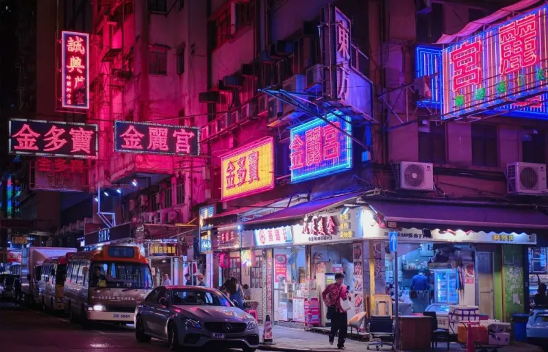 Rue en Chine avec de nombreuses enseignes et noms de commerces en caractères chinois