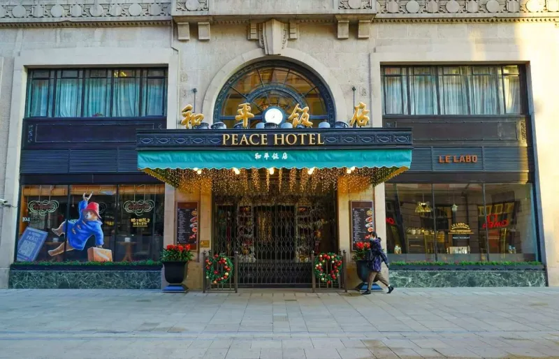 Façade du Fairmont Peace Hotel à Shanghai, situé sur le Bund
