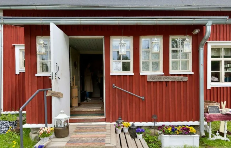 Façade rouge de la ferme de Konttila près de Kuopio en Finlande