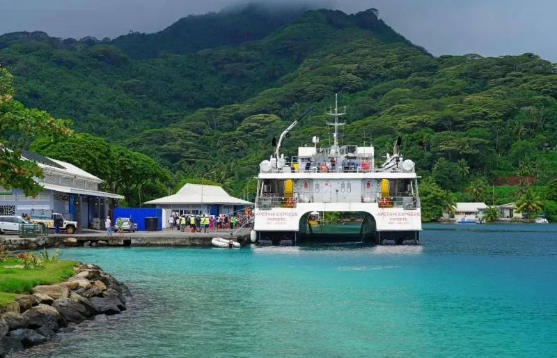 Ferry Apetahi Express à quai pour les liaisons entre les îles de Polynésie française