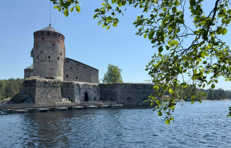 Forteresse médiévale d’Olavinlinna à Savonlinna, au bord du lac Saimaa en Finlande